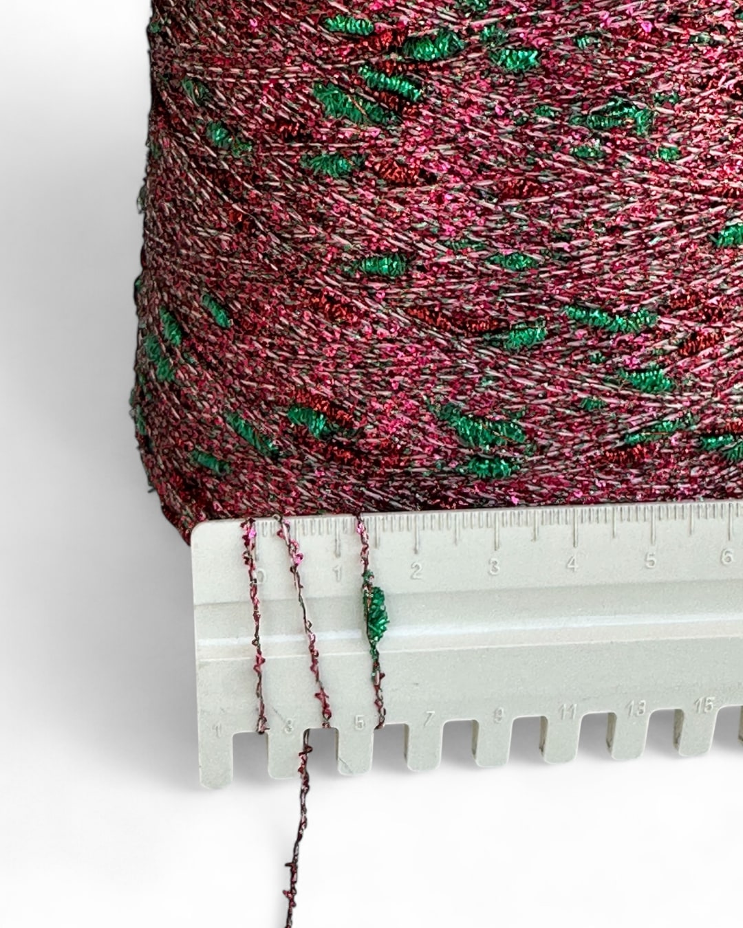 Primo piano: nodi verdi e filo rosa brillante