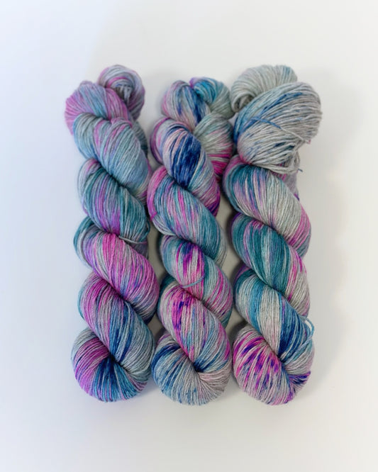 Merino superwash and nylon hand dyed yarn color Jolly Gray, 100g