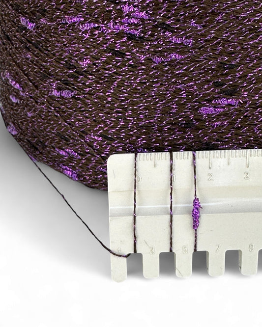 Primo piano con righello — nodi in lurex lavanda