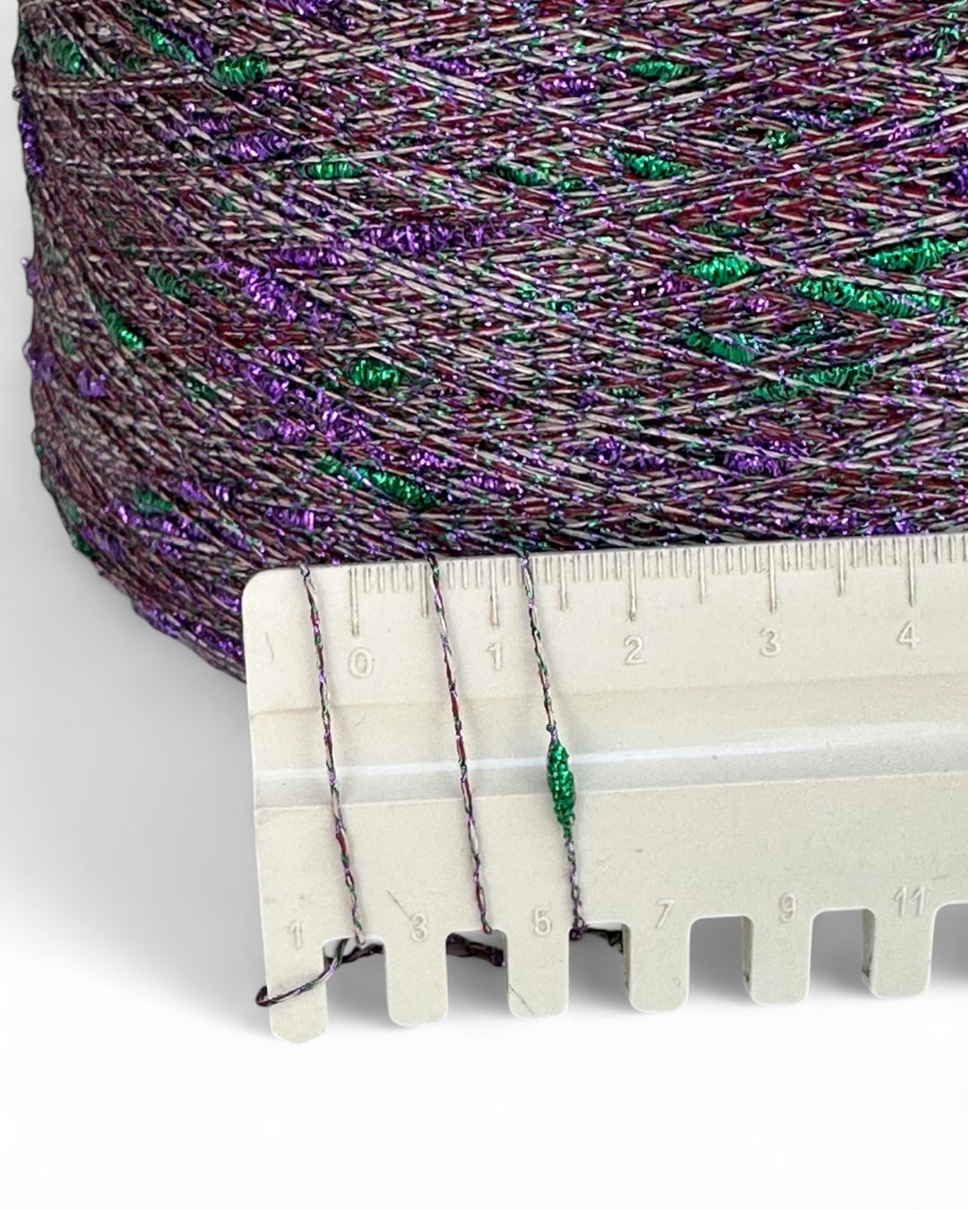 Dettaglio con righello — nodi in lurex verde e viola