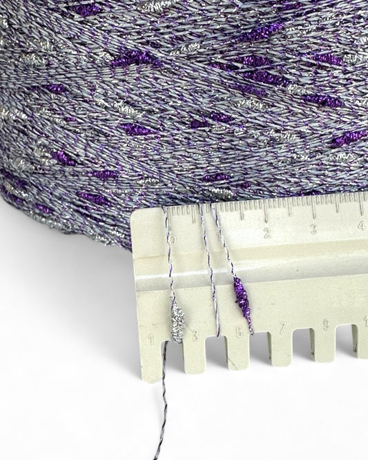 Primo piano con righello — nodi in argento e viola