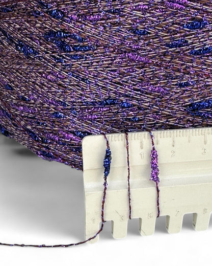 Primo piano con base dorata e nodi in lurex viola/blu