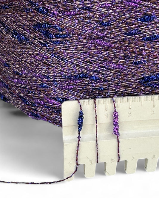 Primo piano con base dorata e nodi in lurex viola/blu