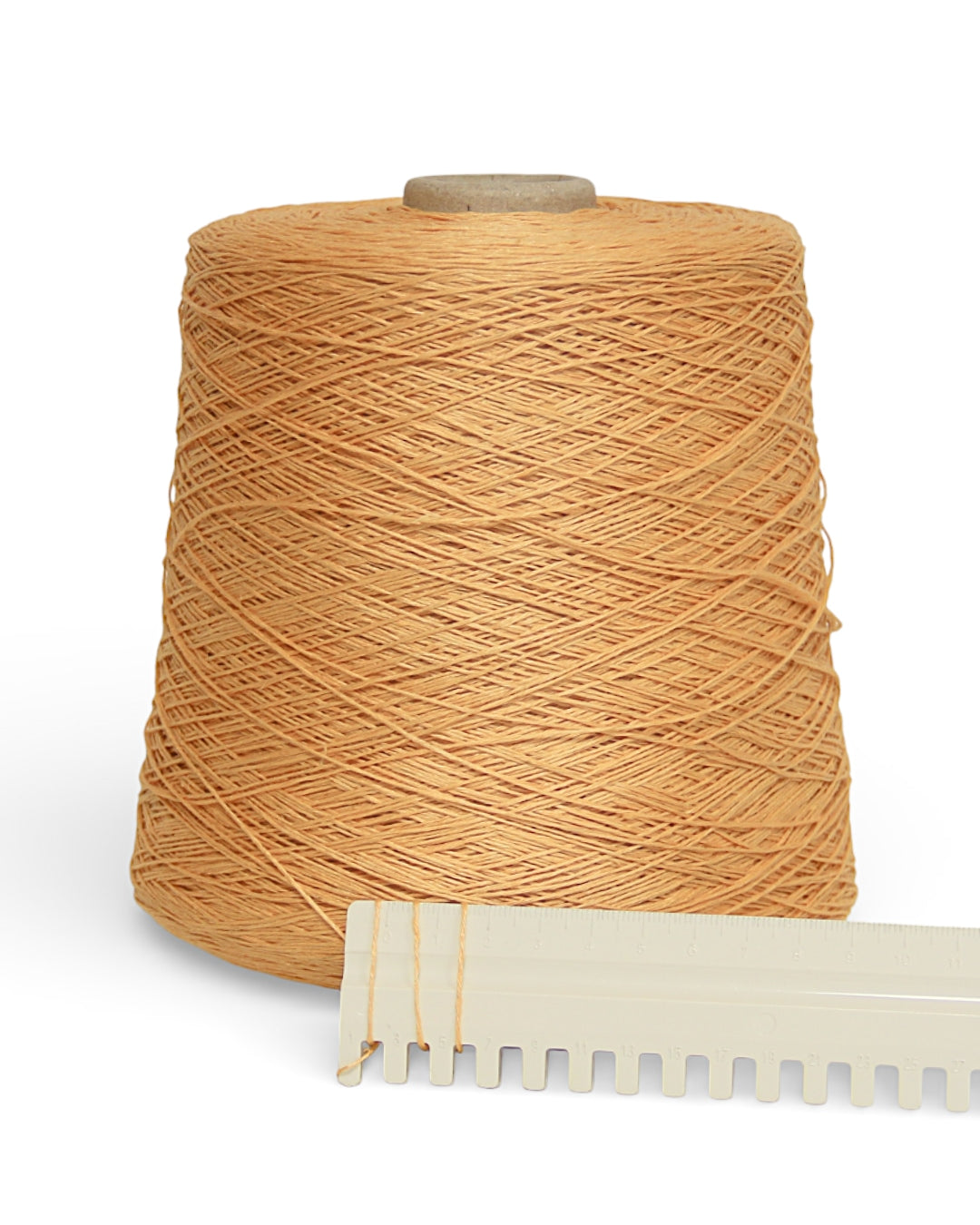 Linen Yarn Soft Peach — elegant linen yarn in a soft peach shade (400 m / 100 g)