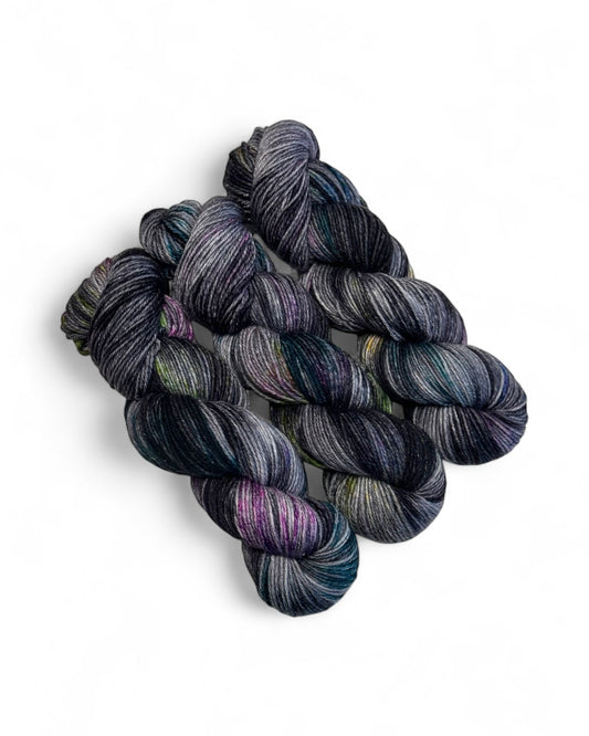 "Eclipse" — hand-dyed merino wool yarn (200 m / 100 g)