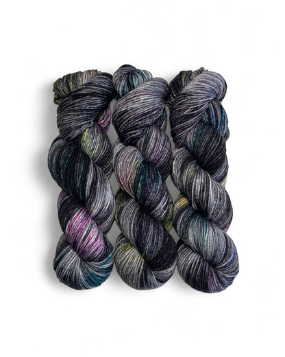 "Eclipse" — hand-dyed merino wool yarn (200 m / 100 g)