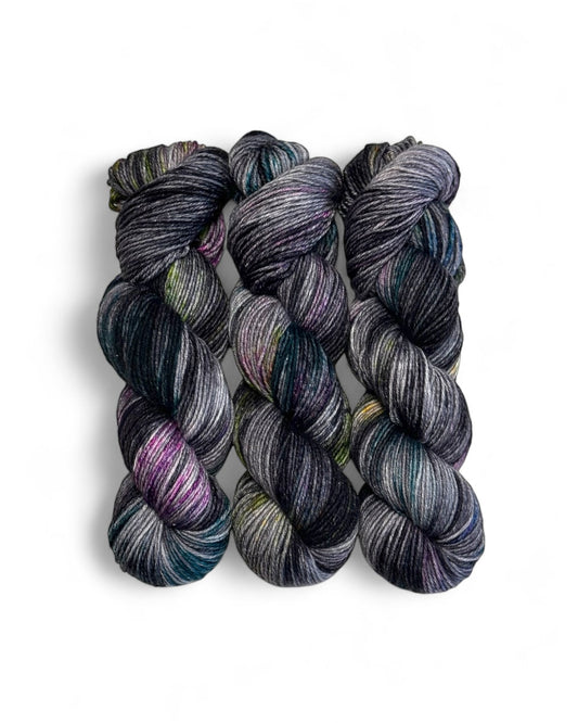 "Eclipse" — hand-dyed merino wool yarn (200 m / 100 g)