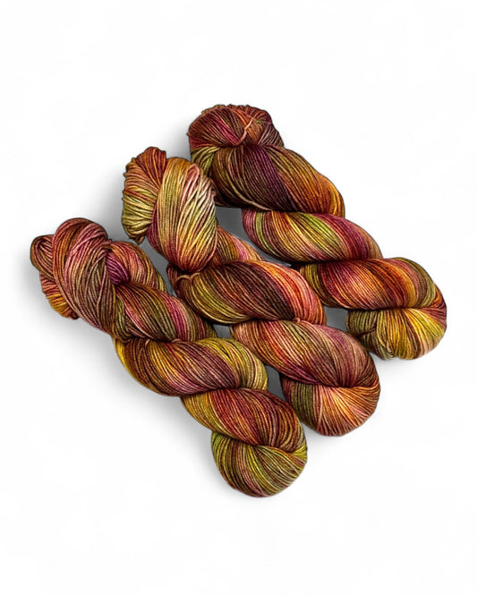 Hand-dyed merino wool yarn “Sienna”, 300 m / 100 g, skeins.