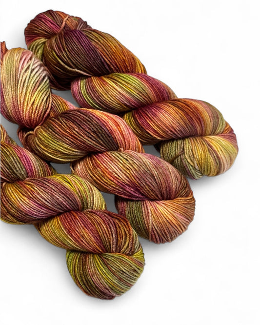 Filato tinto a mano “Sienna” in lana merino 100%, 300 m / 100 g, in matasse.