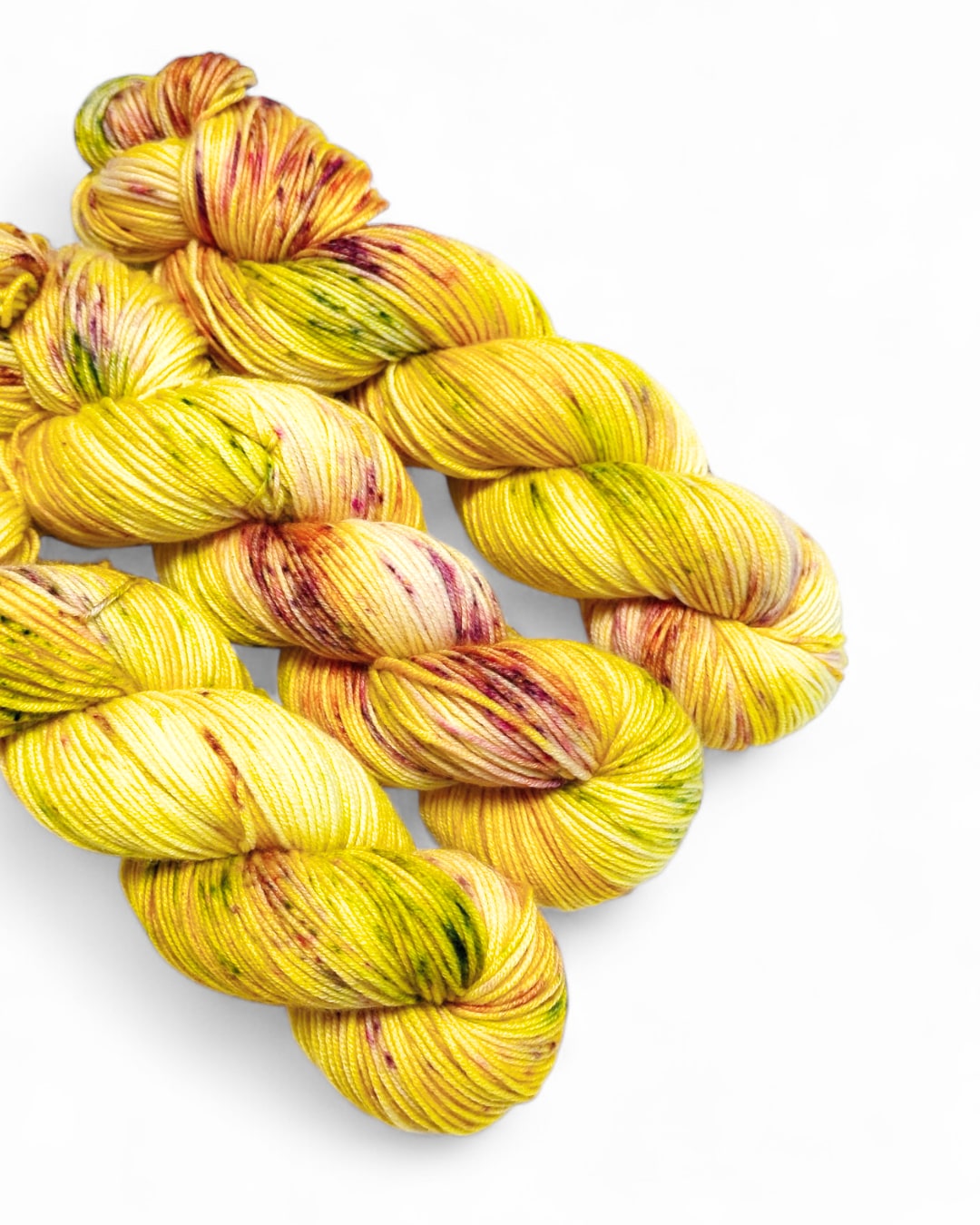 Filato tinto a mano “Limoncella” in lana merino 100%, 300 m / 100 g, base gialla solare con spruzzi.