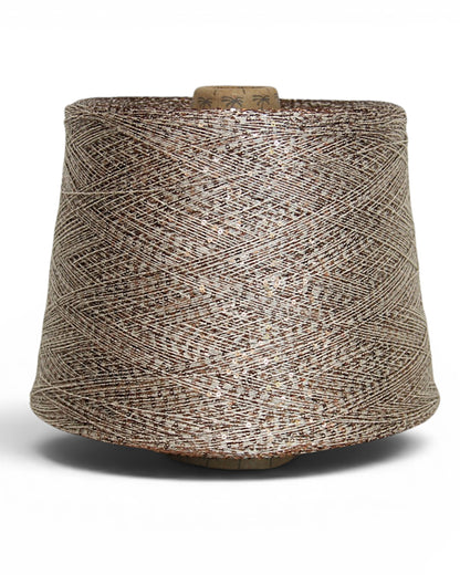 Filato con paillettes su base chiara per maglia e uncinetto