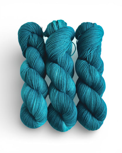 MILA Deep Laguna — filato tinto a mano, 400 m / 100 g