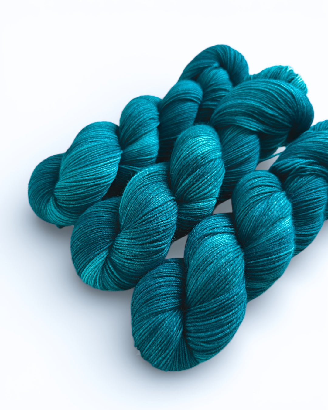 MILA Deep Laguna — filato tinto a mano, 400 m / 100 g