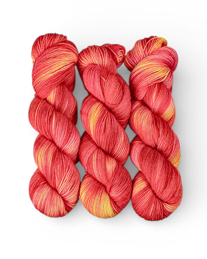Sunset Coral — hand-dyed sock yarn, 400 m / 100 g