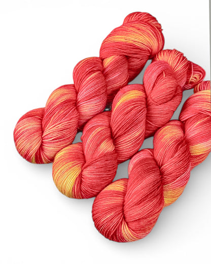 Sunset Coral — hand-dyed sock yarn, 400 m / 100 g
