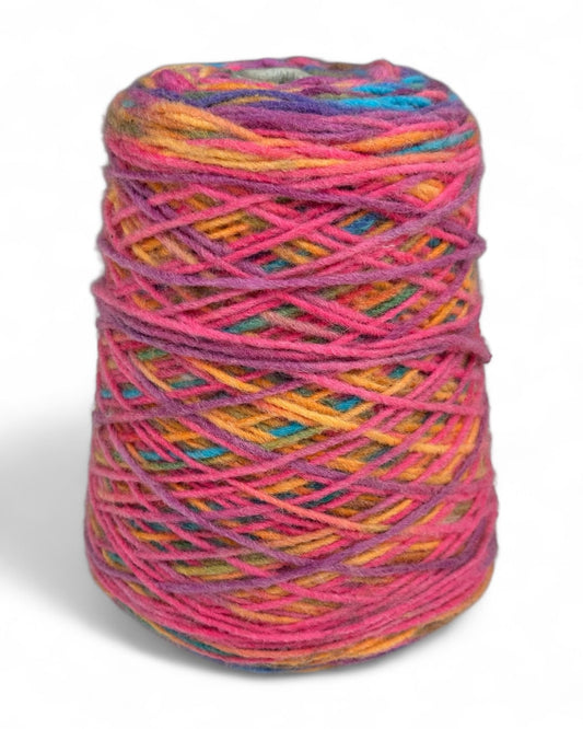 Rocca di filato fucsia con colori arcobaleno — VEYARN