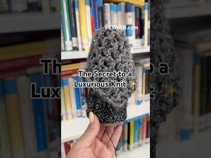 Filato con paillettes su base chiara per maglia e uncinetto